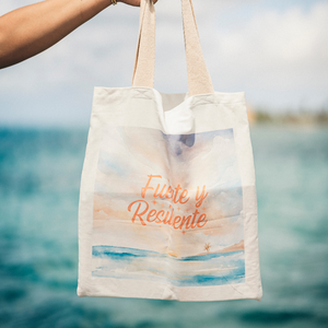 Fuerte y Resiliente Tote Bags